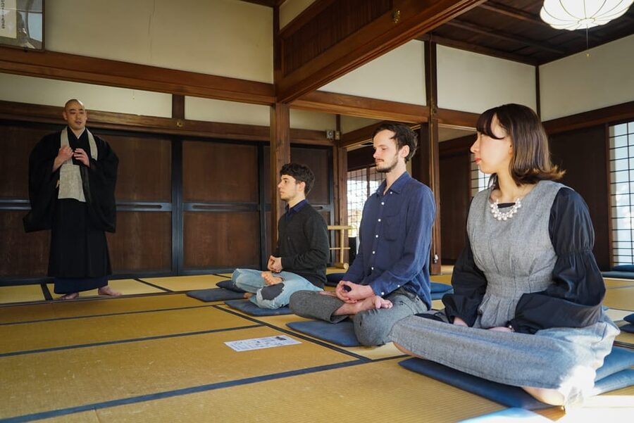 Kyoto: Zen Meditation and Garden Tour at a Temple with Lunch - Kōmyō-in Temple garden: learning how to look at Zen