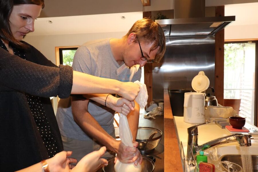 Making Fresh To-fu from soybeans in Kyoto - Meet the instructor and learn in a small Kyoto apartment