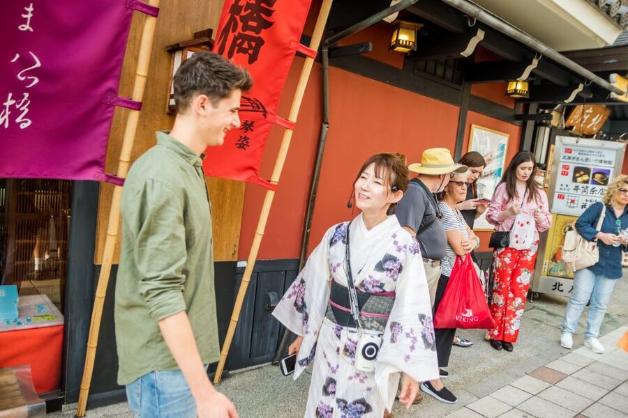 Night Walk in Gion: Kyoto's Geisha District - The Role of the Licensed English Guide: From Kimono Details to Daily Life