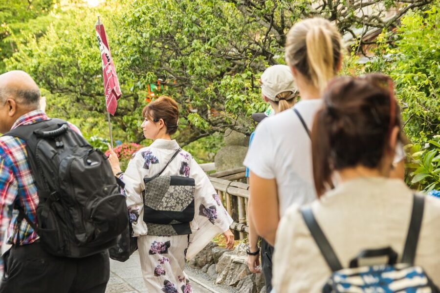Night Walk in Gion: Kyoto's Geisha District - Spotting Geiko and Maiko Respectfully: Etiquette That Keeps the Moment Honest