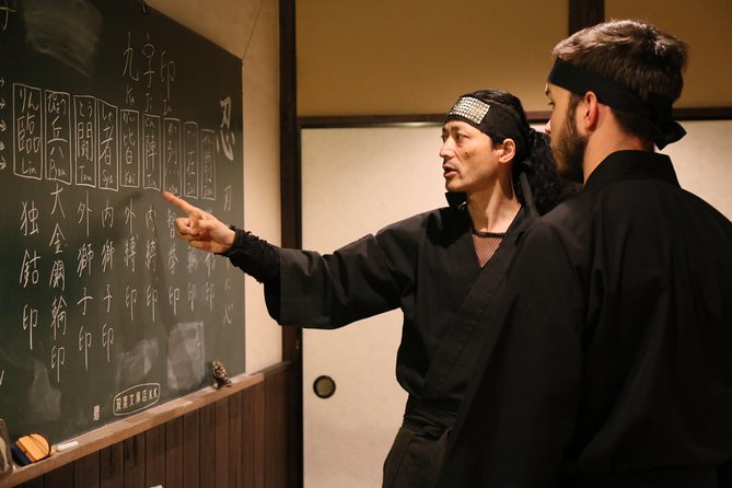 Ninja 1-hour Hands-on Lesson by Japanese master in Kyoto -Entry - The ninja trick house moment, traps, secret rooms, and controlled chaos