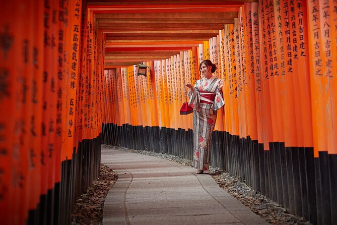 Private photo shoot & walk in Kyoto - Professional photo shoot - What the photographer is doing while you focus on being you