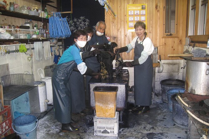 Roketsu dyeing experience: M course Roketsu Dyeing Experience - The Instructors: Patient Guidance From the Owner and His Mother, Yoko