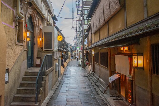 Takashi's local food adventure through Gion Kyoto tips of Ramen - Food tour expectations: meal-based, not a tasting march