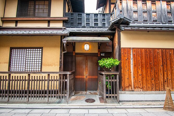 Takashi's local food adventure through Gion Kyoto tips of Ramen - Timing tips that protect your experience