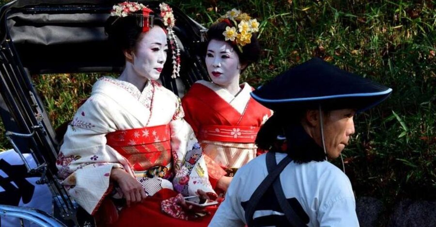 Taste Local Eats In Gion Friendly Food Tour (Limited Price) - Yasaka Shrine stop: a short reset in the middle of the walking