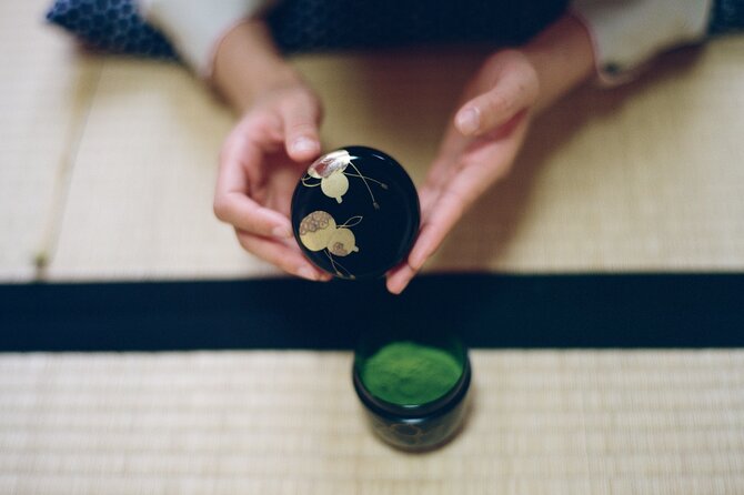 Tea ceremony by the tea master in Kyoto SHIUN AN - Step one inside the tea room: scrolls, flowers, and room layout