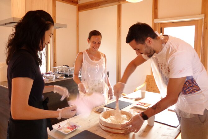 The Original Small-Group Sushi Making Class in Kyoto - Rolling maki: how to get a tight roll you can actually eat